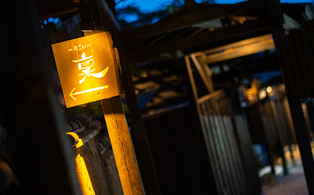 灯りのともる回廊