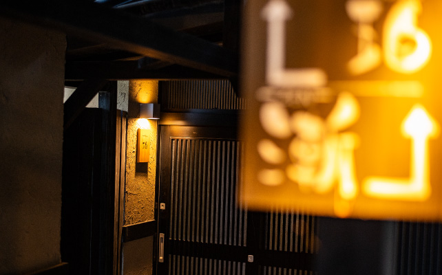 灯りのともる回廊