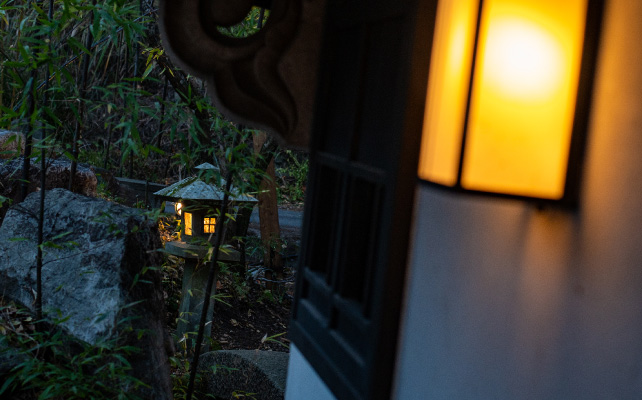 灯りのともる回廊