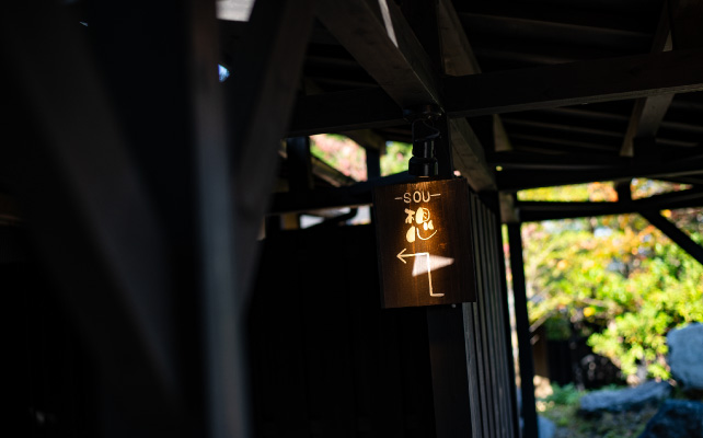 灯りのともる回廊